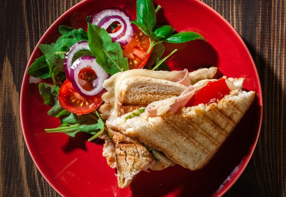 4 pomysły na zdrowe i dietetyczne tosty z opiekacza